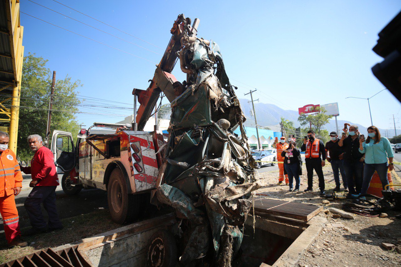 Hallan 'vochito' que llevaba más de una década atorado en el drenaje de Monterrey; ya fue extraído
