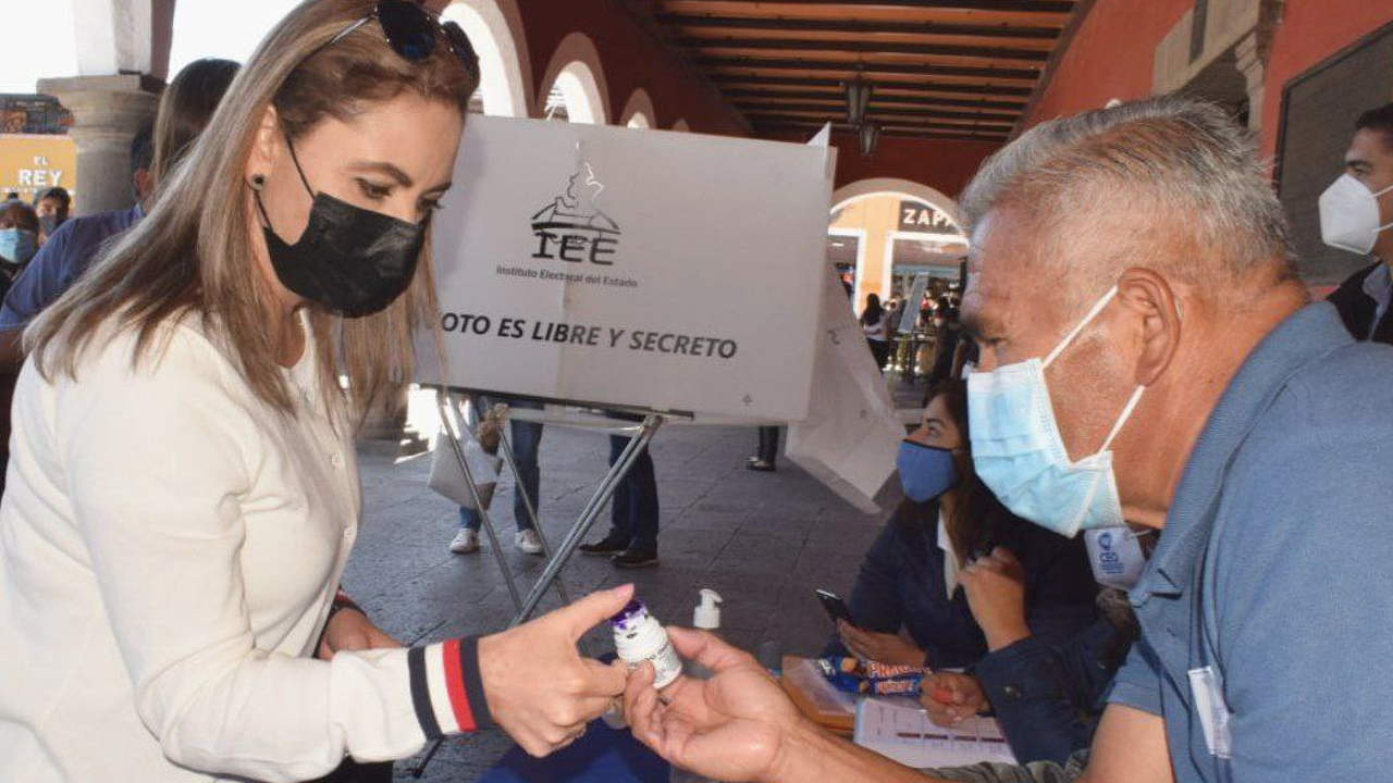 Paola Angón salió a emitir su voto para la elección interna que determinará a la nueva dirigencia estatal del PAN 