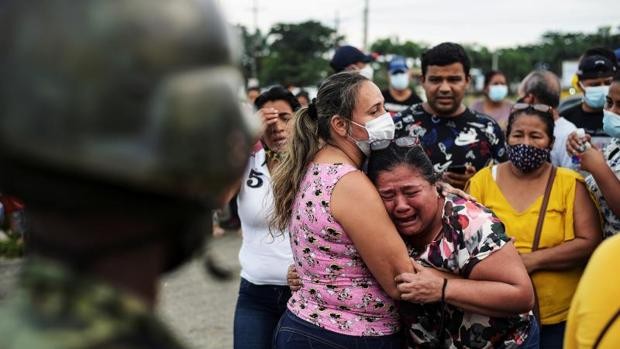 Familiares de los presos que murieron durante la masacre en Ecuador esperan a identificar y recuperar los cuerpos