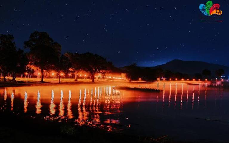 Presa de Atlangatepec se ilumina con antorchas