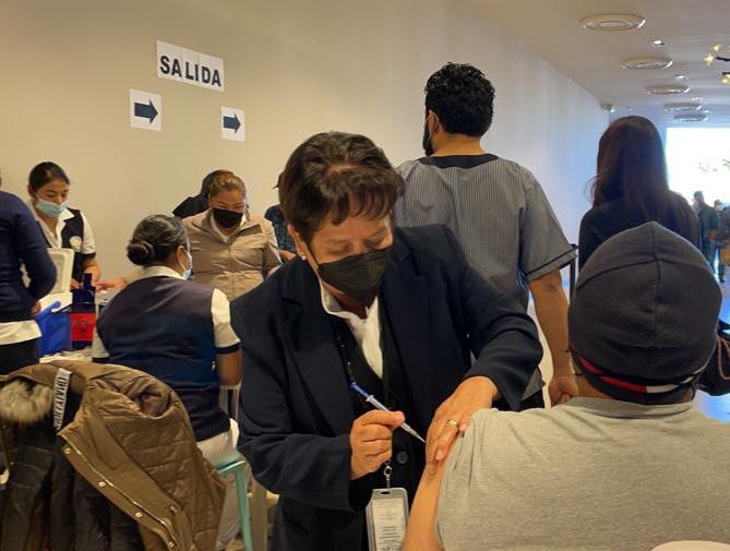 Instalan 18 módulos de vacunación contra influenza y covid-19 en 14 municipios del estado