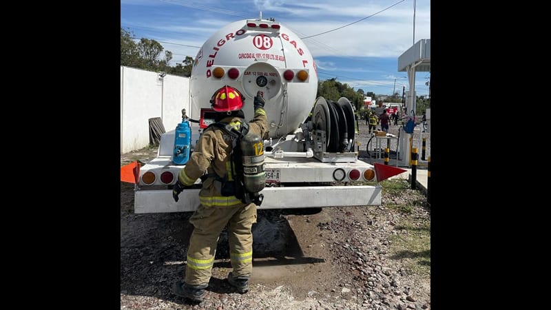 Fuga de gas causa movilización en la colonia Tres Cruces; una pipa de 12500 litros fue la causante