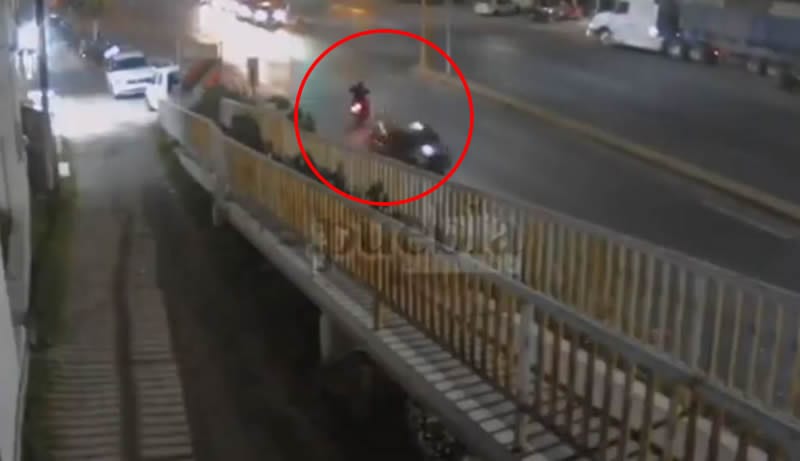 Taxista atropella a presunto ladrón que lo había asaltado minutos antes en Tlaxcalancingo (Video)