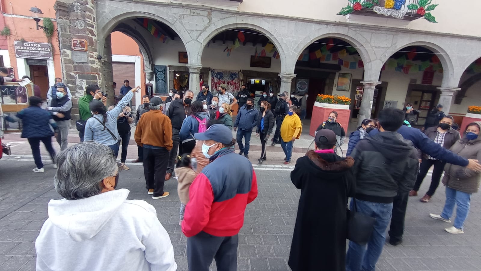 Docentes se manifiestan, piden atiendan sus solicitudes