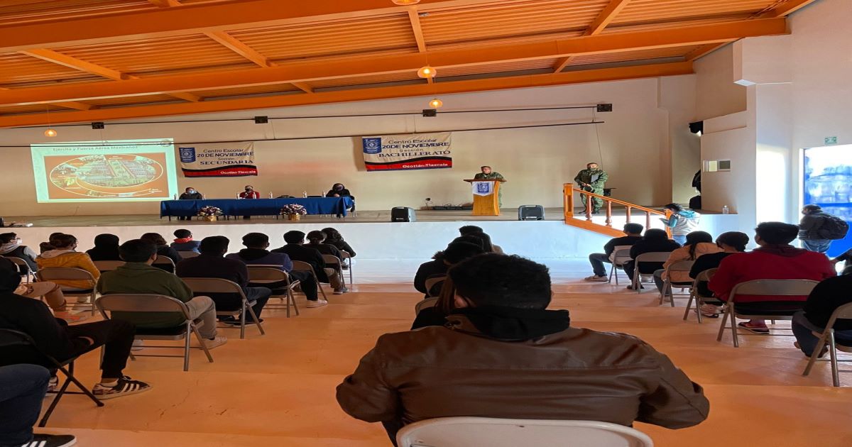 Centro escolar 20 de noviembre recibe a comandante militar para dar conferencia