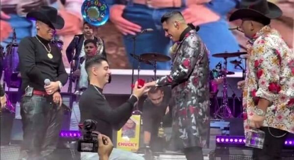 Novio de vocalista de Grupo Firme le propone matrimonio en pleno concierto