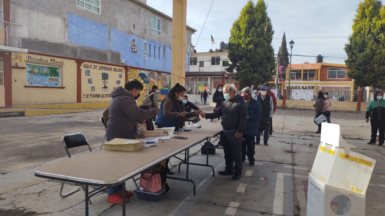 Pobladores de Ixcotla intentan votar en elecciones, comuneros no lo permiten