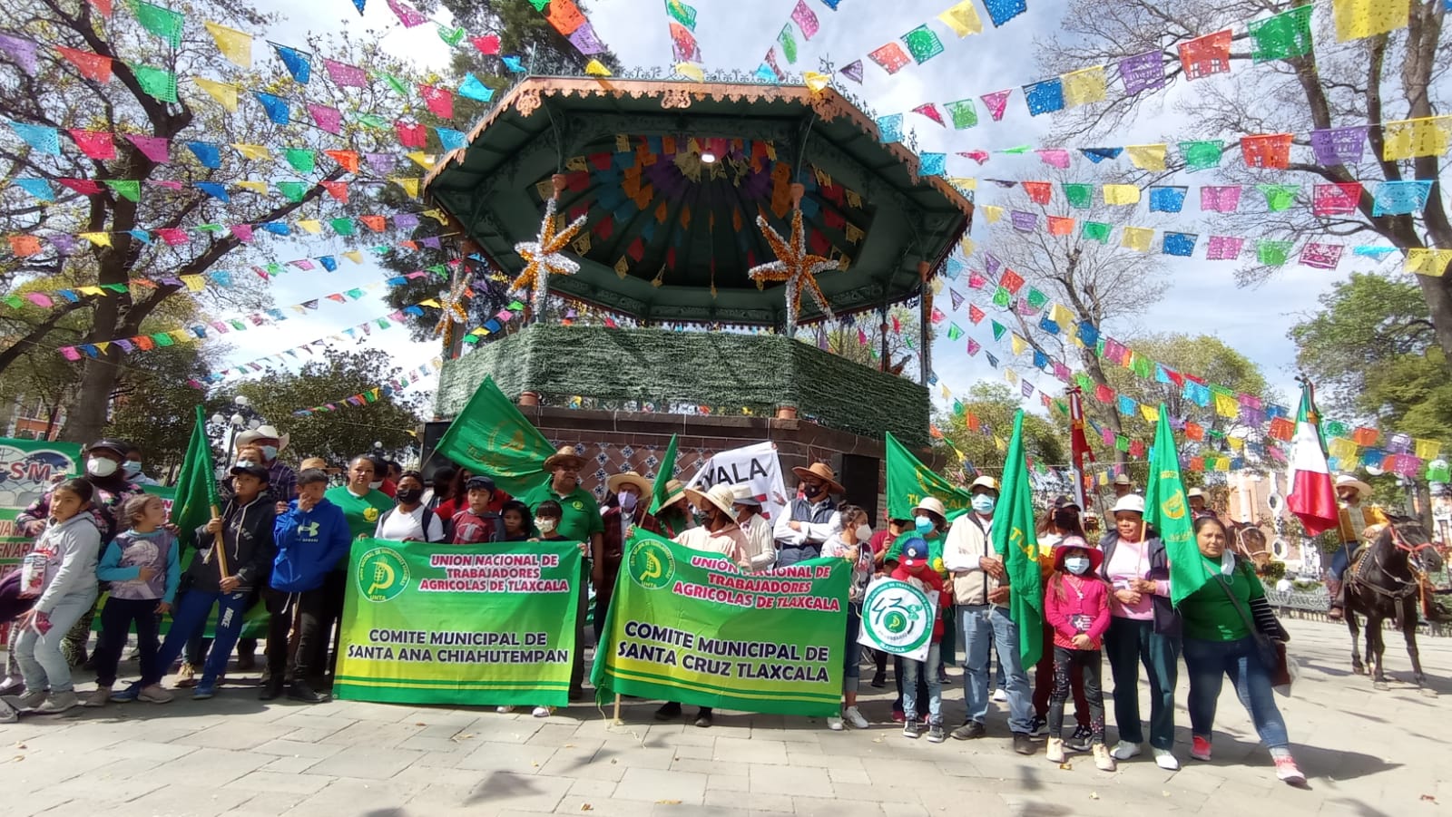 Marchan agremiados del UNTA por la capital del estado 