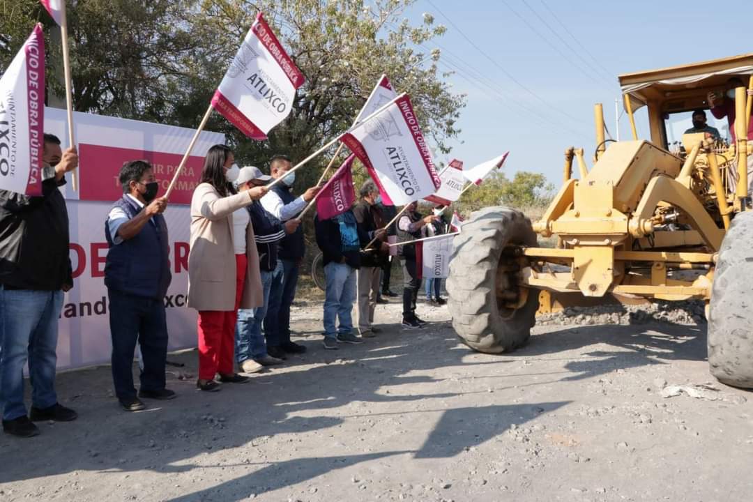 Arrancan acciones en beneficio de los atlixquenses, comienza rehabilitación de camino y piso firme en Magdalena Axocopan