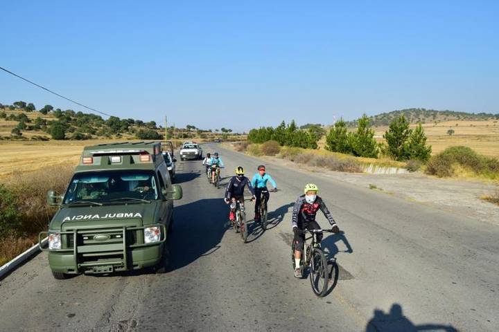 Ciclistas realizan rodada de la ruta de entrenamiento de militares del estado de Tlaxcala