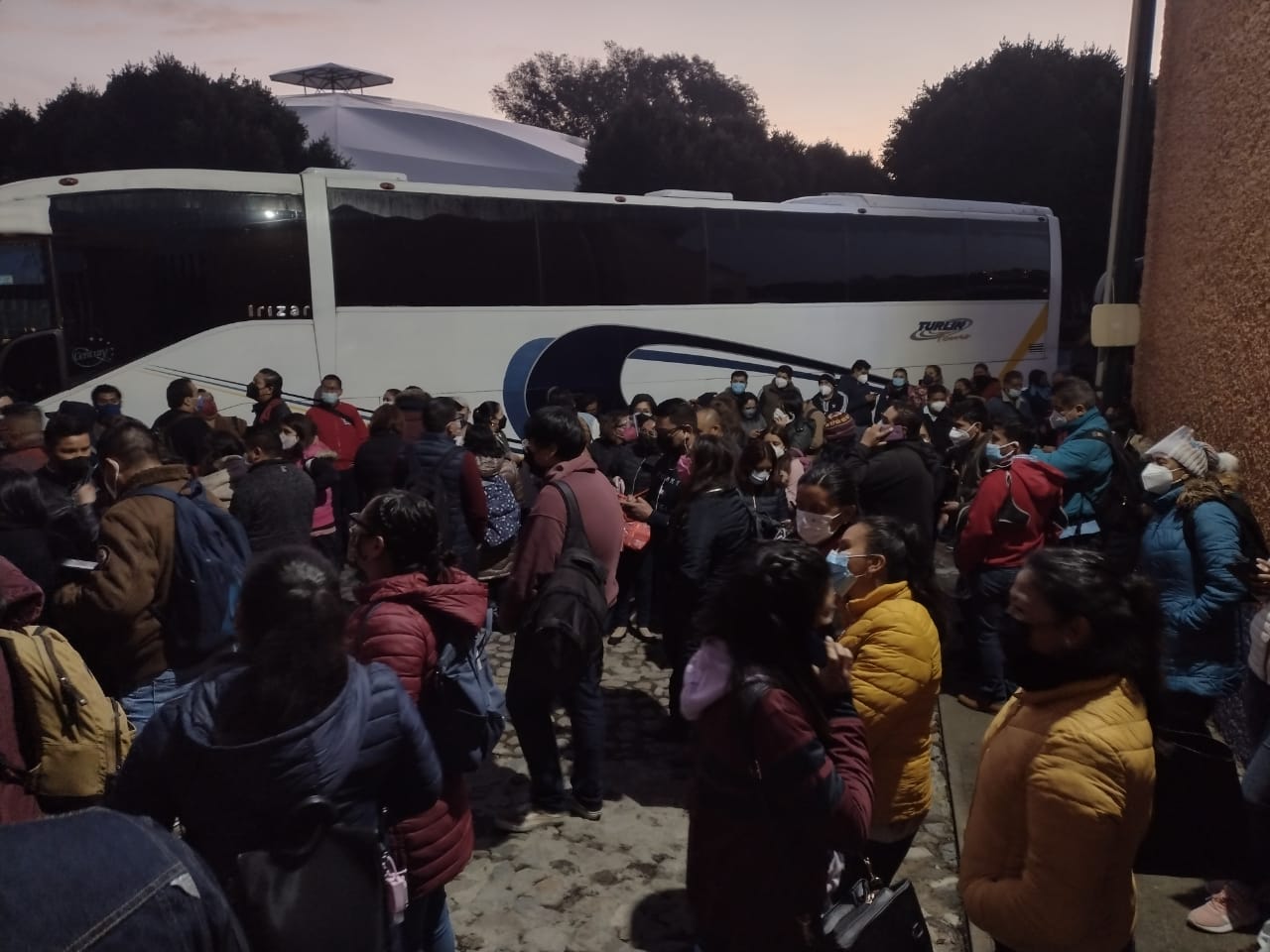 Docentes se manifiestan en Tlaxcala, reprochan reducción de transporte