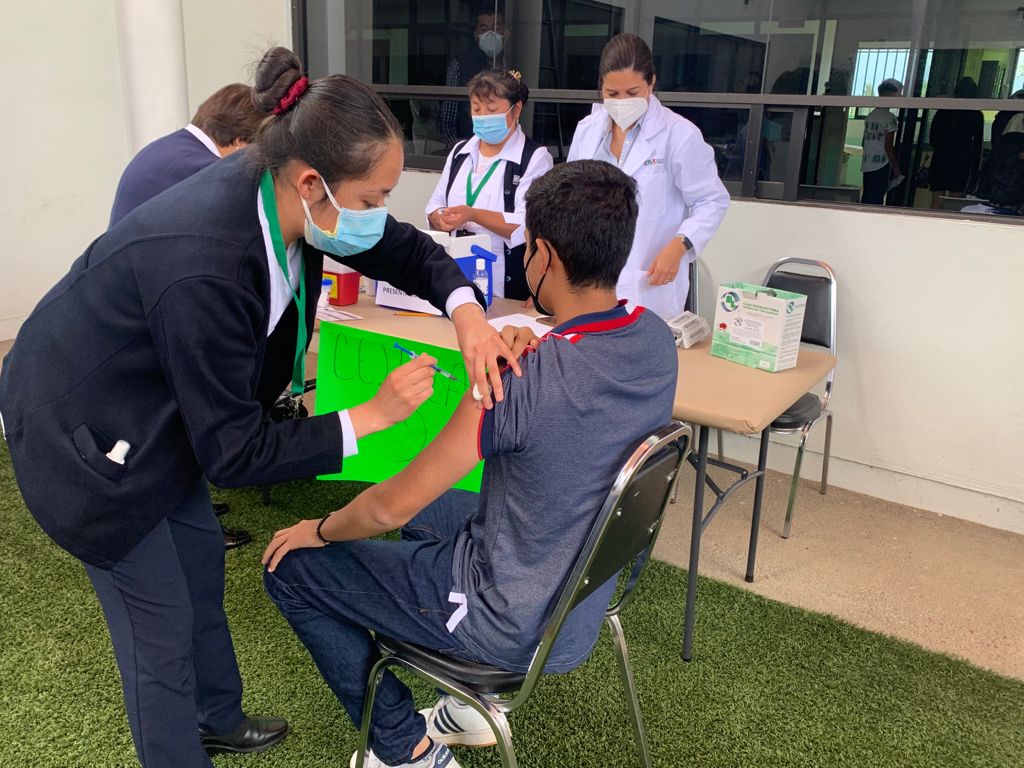 Recibe vacuna contra Covid-19 otro grupo de 13 menores de Tlaxcala