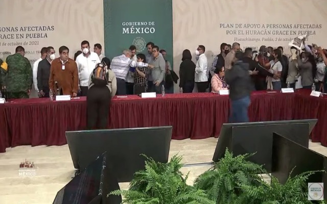 Afectados por "Grace" irrumpen evento de AMLO para señalar falta de apoyos