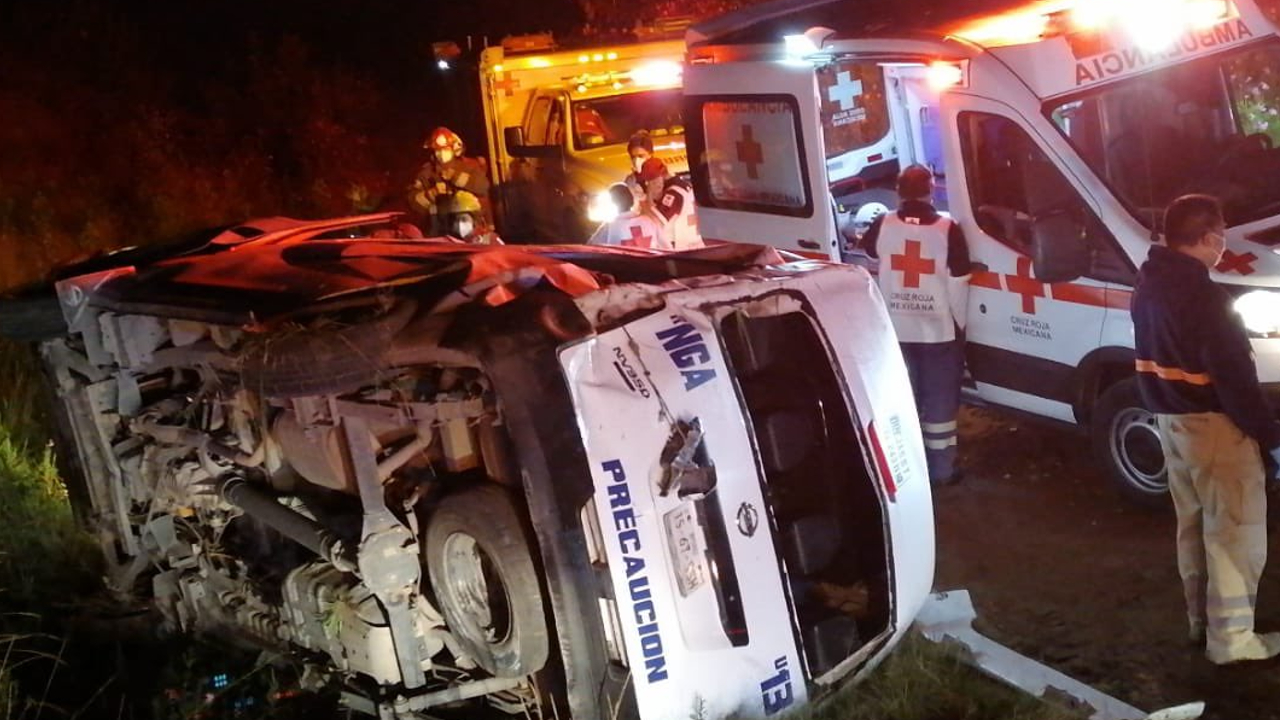 Volcadura de una “combi” en el Periférico Ecológico deja como saldo una persona fallecida