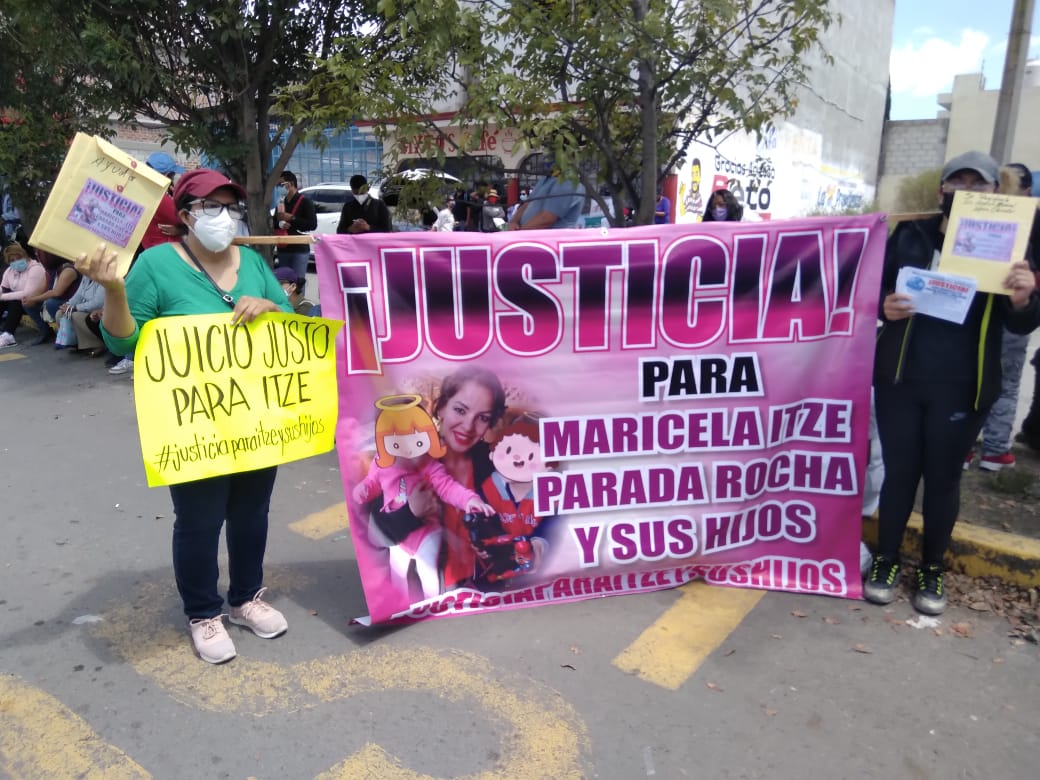 Justicia para Itze y sus hijos' gritan en visita de Andrés Manuel a Tlaxcala