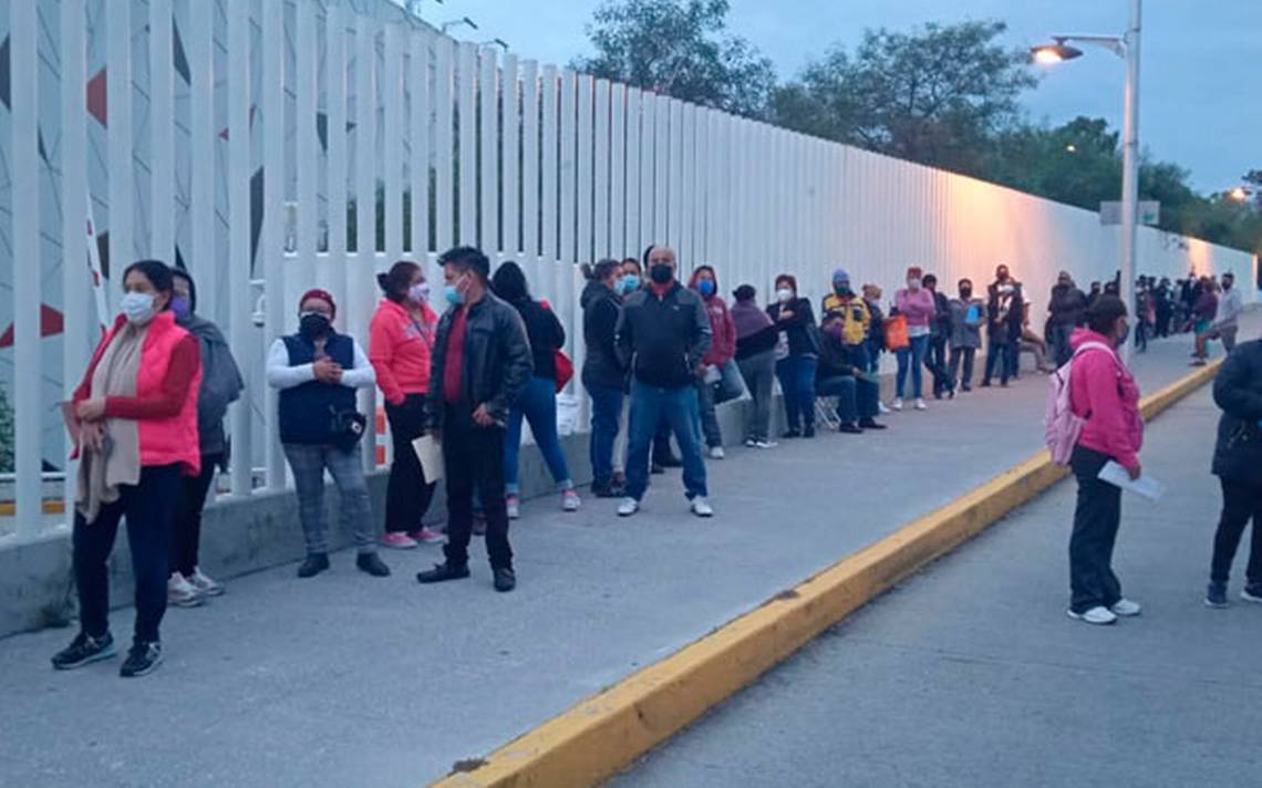 ¡No les avisaron! Poblanos hacen fila para la vacuna COVID desde temprano, cambiaron el día por retraso