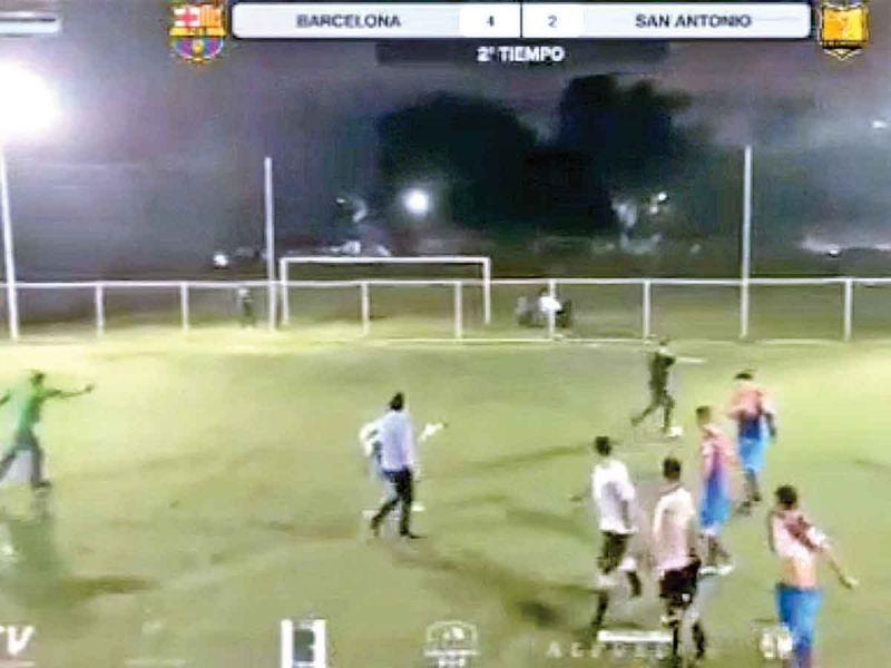 Pelea en partido de futbol inicia a golpes y termina con disparos (Video)