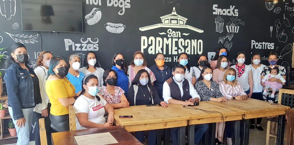 Puebla, Pue.- La Red de Mujeres Calerenses lanzaron la invitación a las mujeres de la Junta Auxiliar de San Jerónimo Caleras a participar en las actividades que se realizarán en el marco del mes de la concientización del cáncer de mama, con el propósito de crear conciencia de la autoexploración y las consecuencias de esta enfermedad. Isabel Méndez integrante de la “Red de Mujeres Calerenses” indicó que el grupo está conformado por mujeres de las diferentes colonias de la Junta Auxiliar, donde participan madres de familia, hijas, abuelas, tías, hermanas, amigas y vecinas, con un propósito informar a la comunidad sobre la importancia de autoexplorarse  Por su parte la psicóloga Sandra Romero dio a conocer que el próximo 16 de octubre se llevará a cabo una serie de pláticas con un grupo de mujeres denominadas “Las Guerreras” conformado por Rocío, Silvia, Mónica, Mercedes y Verónica quienes compartirán su experiencia de cómo fue que vencieron el Cáncer de Mama.  Mientras que el 23 y 30 de octubre a través de la plataforma de zoom especialistas en psicología, nutrición y medicina, expondrán la situación que viven las mujeres con cáncer y el cómo poder ayudarlas, desde su alimentación hasta el apoyo en casa.  Al final Migue Cholula, integrante de la campaña “Calerense de Corazón”destacó la importancia de este tipo de actividades que buscan promoverla participación ciudadana en la comunidad, y generar un espacio para que las mujeres de San Jerónimo Caleras escuchen y compartan opiniones. 