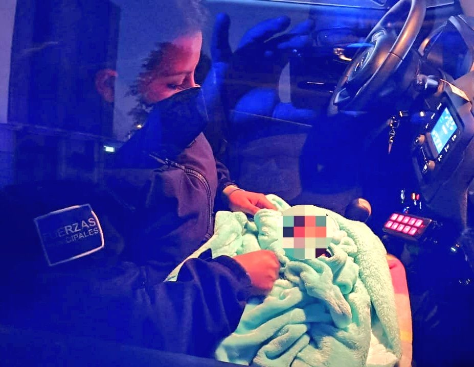 Abandonan a bebé en la central de Abastos; el menor de 7 meses de edad fue dejado en una camioneta