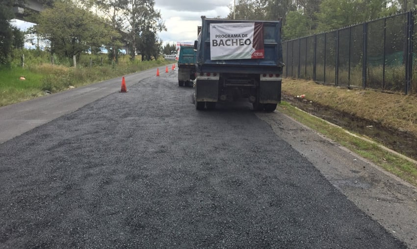 "Aun había un poco de carretera en sus baches"; Ejecutan labores de bacheo en autopista México-Puebla