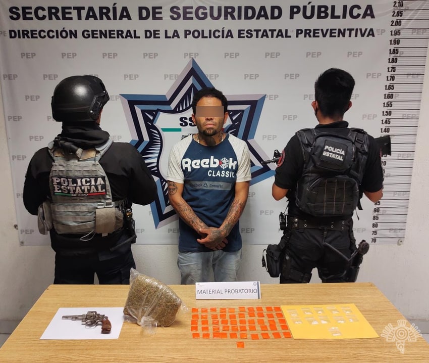 Lo detuvieron por exceso de velocidad; iba armado y transportaba drogas en Puebla