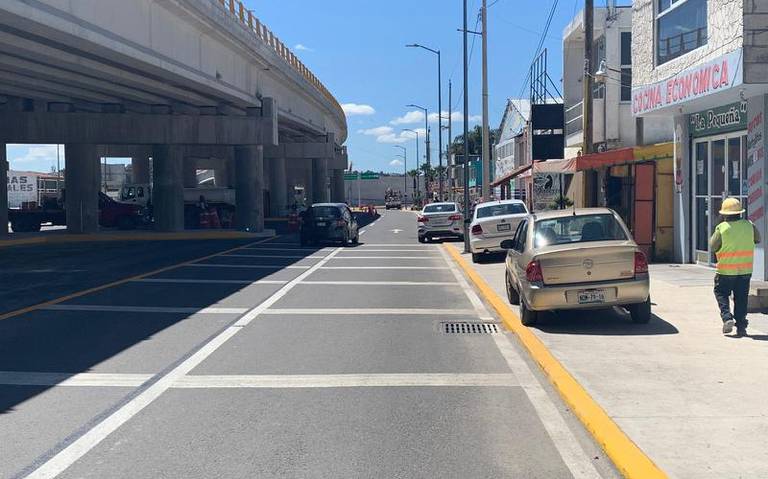 Automovilistas se estacionan sobre las banquetas en Viaducto