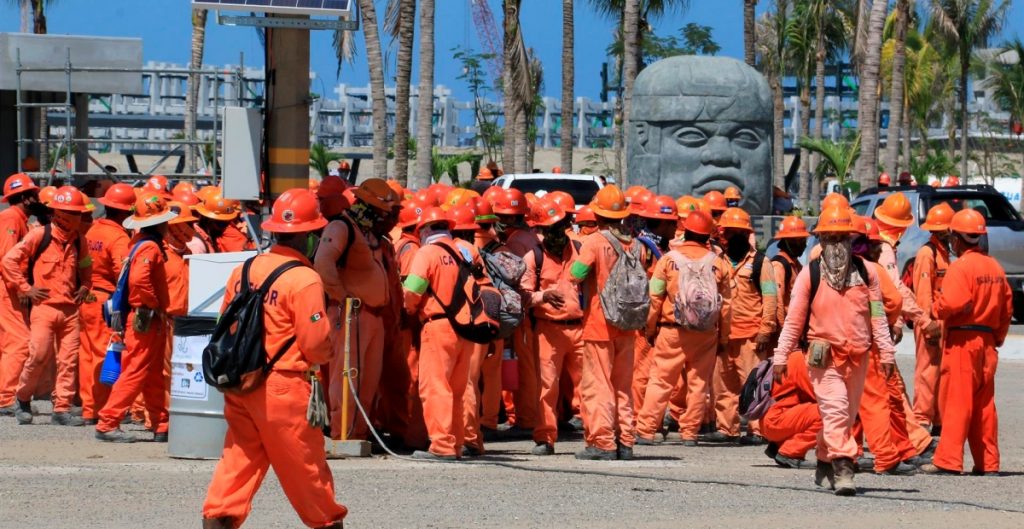En segundo día de paro policía dispersa con gas lacrimógeno a empleados en dos Bocas