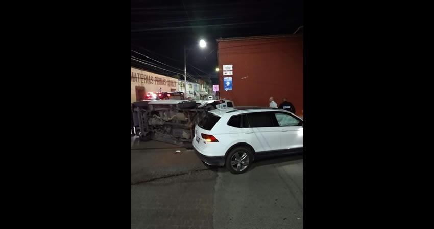 Conductor alcoholizado ocasiona aparatoso accidente contra la ruta M8 en San Pedro Cholula