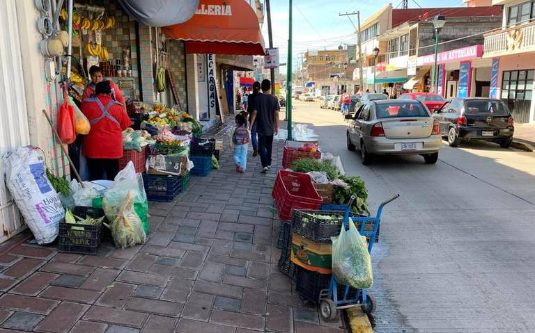 En Chiautempan comerciantes invaden banquetas