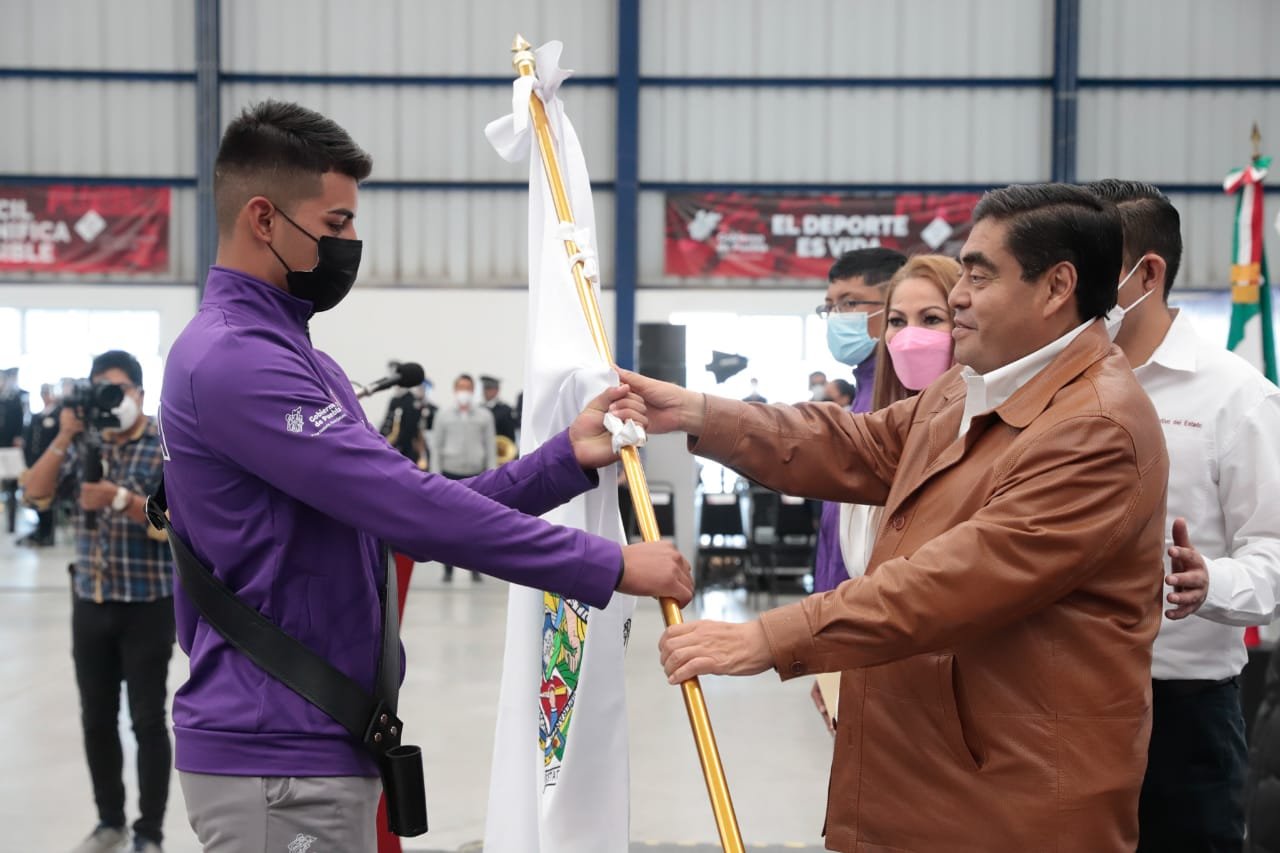 Abanderan a delegaciones poblanos de Paranacionales y Juegos Populares 