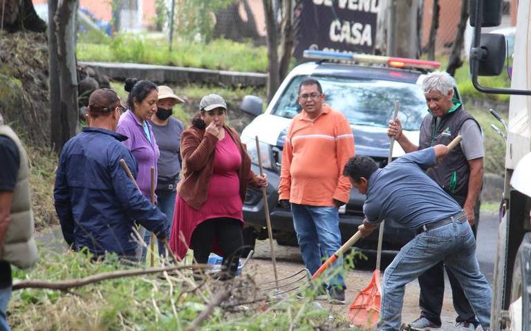 Ciudadanos de Panotla trabajan juntos en faena comunitaria
