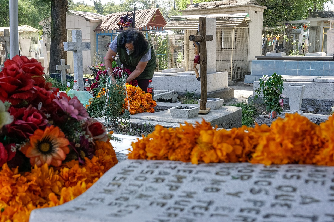 Si habrá apertura de panteones para Día de Muertos: Eduardo Rivera
