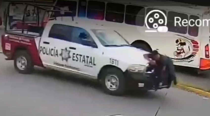 Policía detiene a ciudadano por grabar operativo en Xonacatepec, es acusado de ser narcomenudista