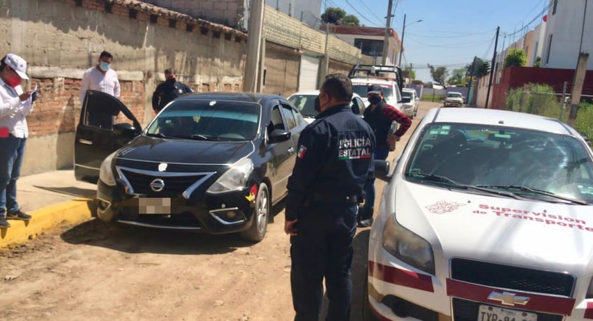 Detienen a conductor de taxi pirata en Periférico Ecológico; la unidad se va al corralón