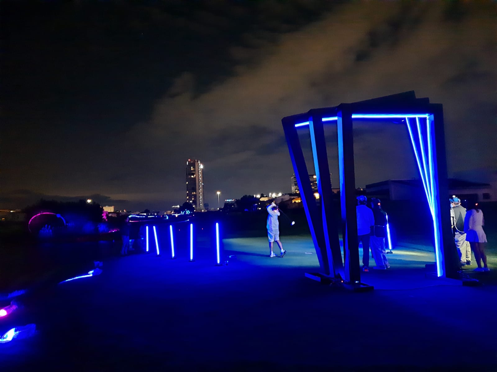 Ochenta golfistas participaron en torneo nocturno en La Vista 