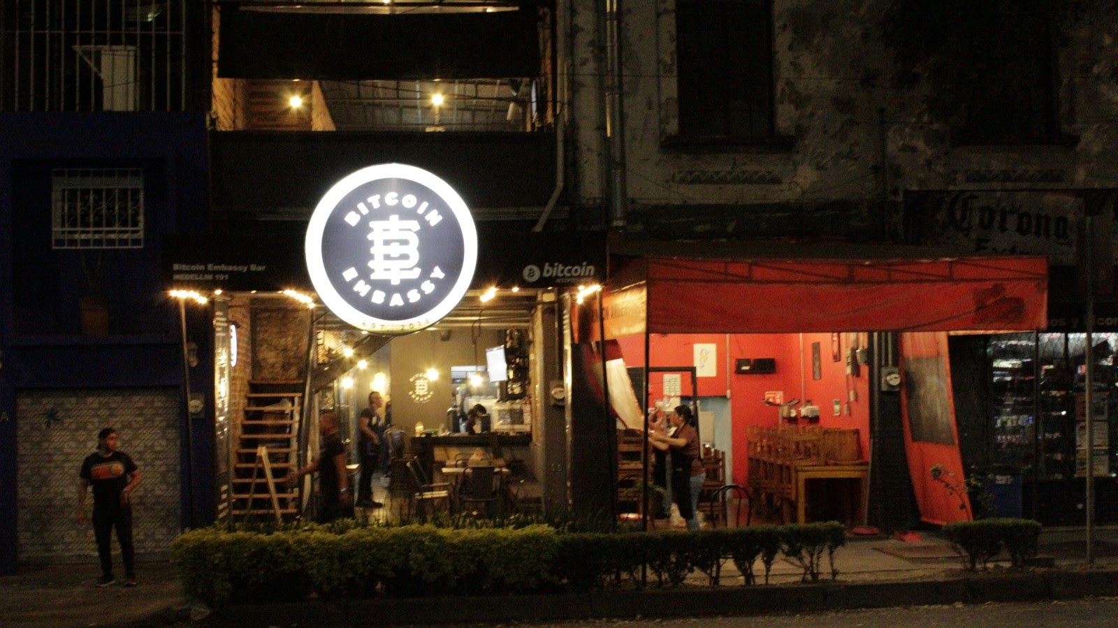 Establecimientos ya cobran servicios en criptomonedas en CDMX