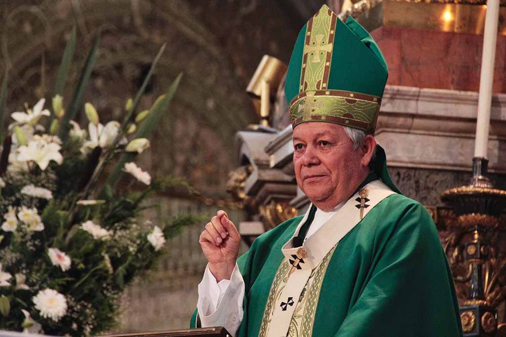 Arzobispo de Puebla dedica misa a personal de la salud
