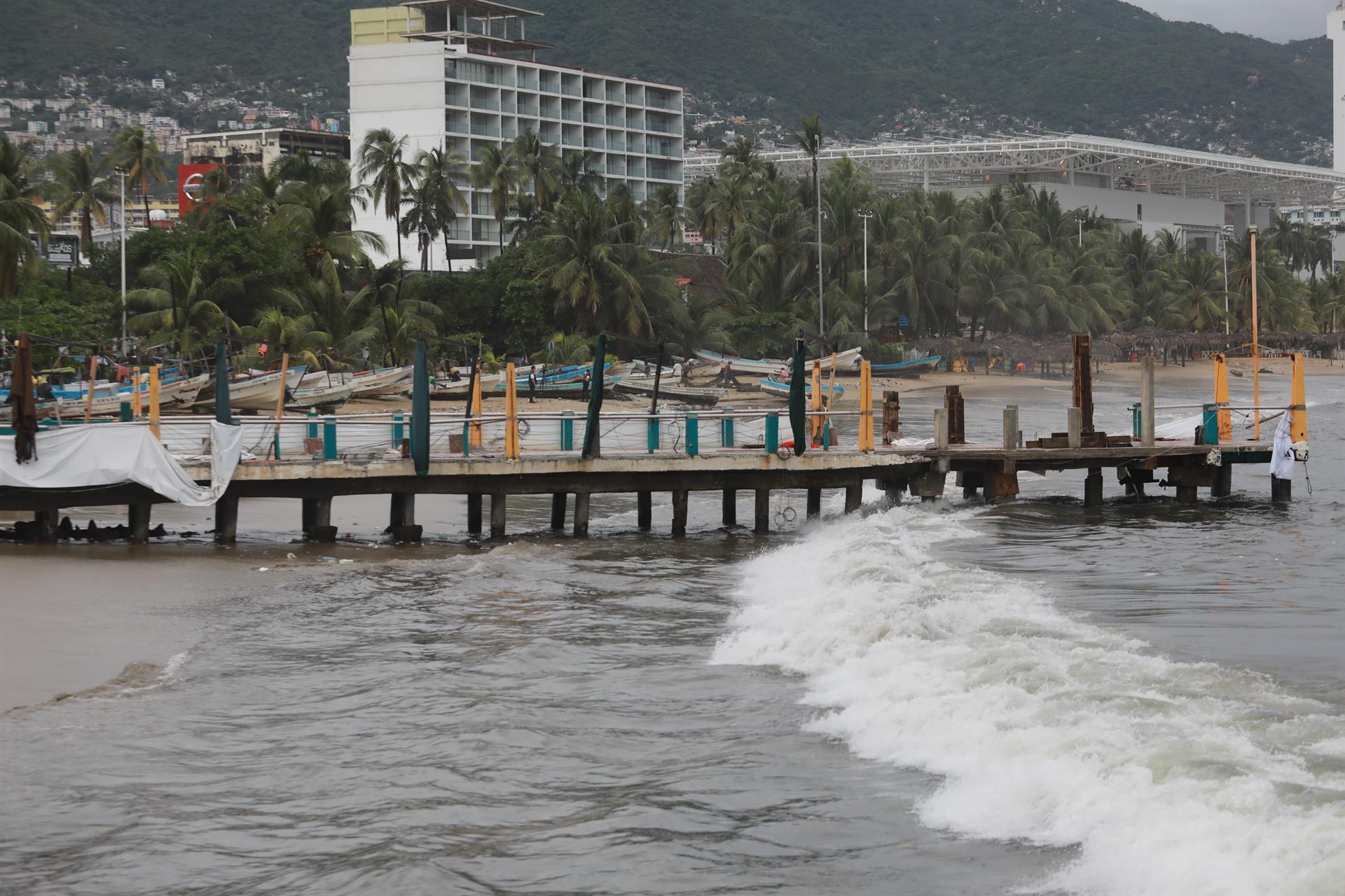 Huracán Rick se degrada a categoría 1 al tocar tierra en Michoacán