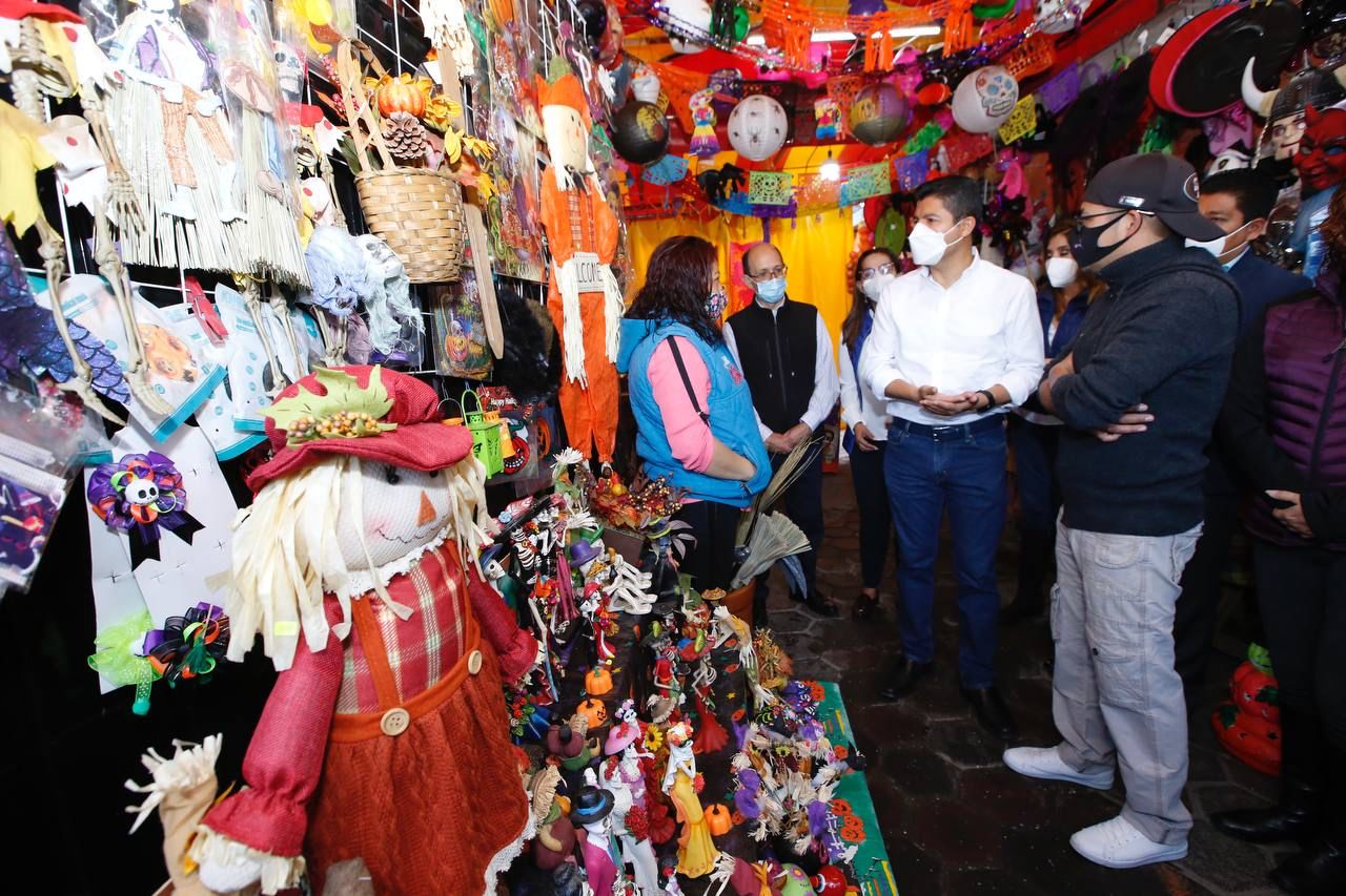 Inicia Eduardo Rivera caminatas por la reactivación económica