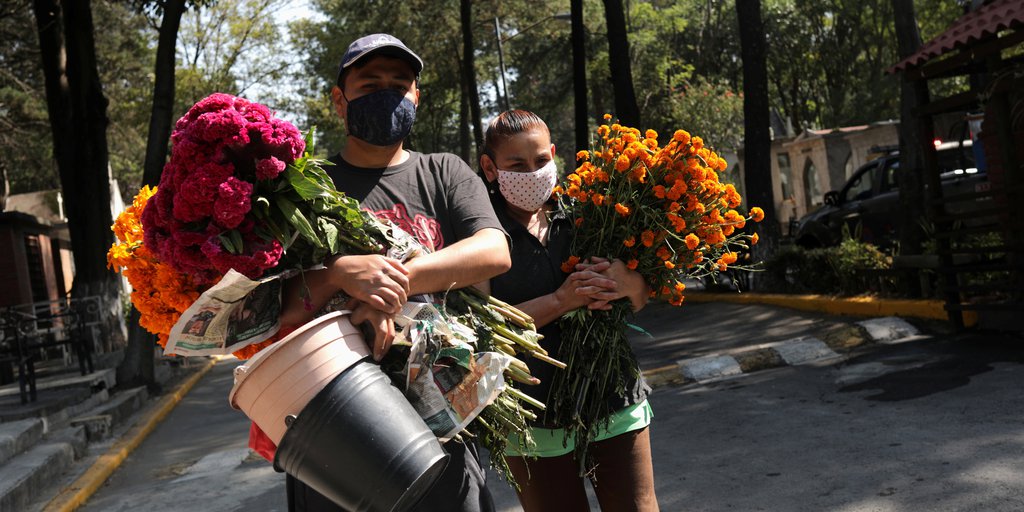 Familias poblanas comienzan a darle color al sepulcro previo a día de muertos
