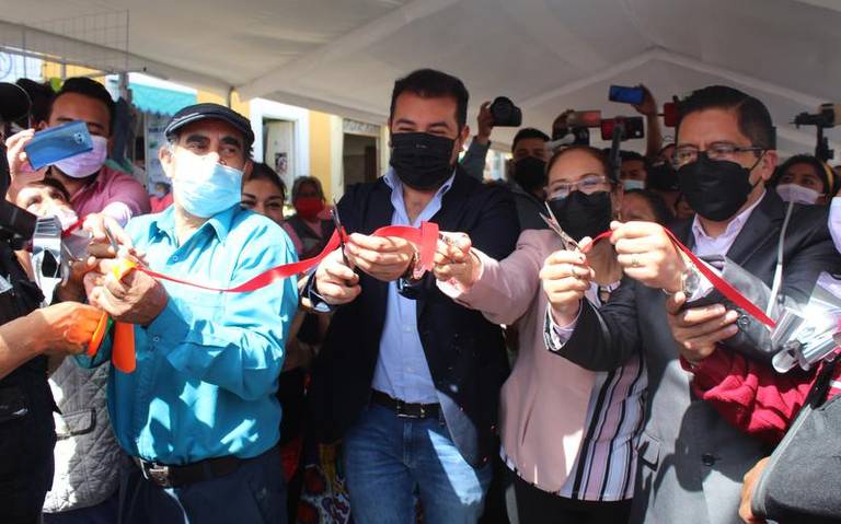 Ayuntamiento de Huamantla entrega carpa para el mercado local.