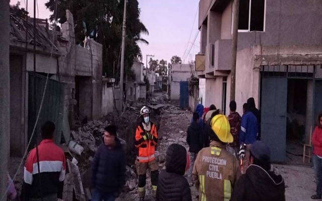 Evacuan a habitantes de dos colonias en Puebla capital por explosión de toma clandestina, hay varios heridos 
