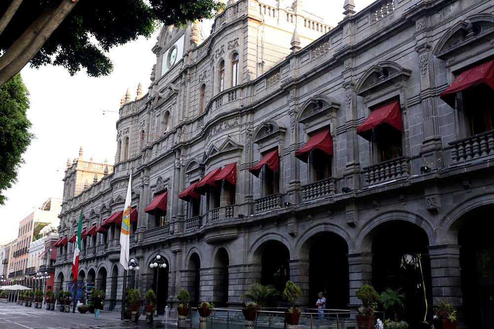 Suspende 100 bases otorgadas últimos días de gobierno de Claudia Rivera