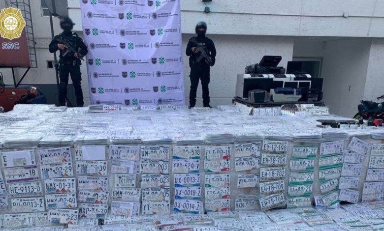 "EL gestor ya no pudo hacer el tramite" Decomisan más de 5 mil placas y desmantelan taller apócrifo en CDMX