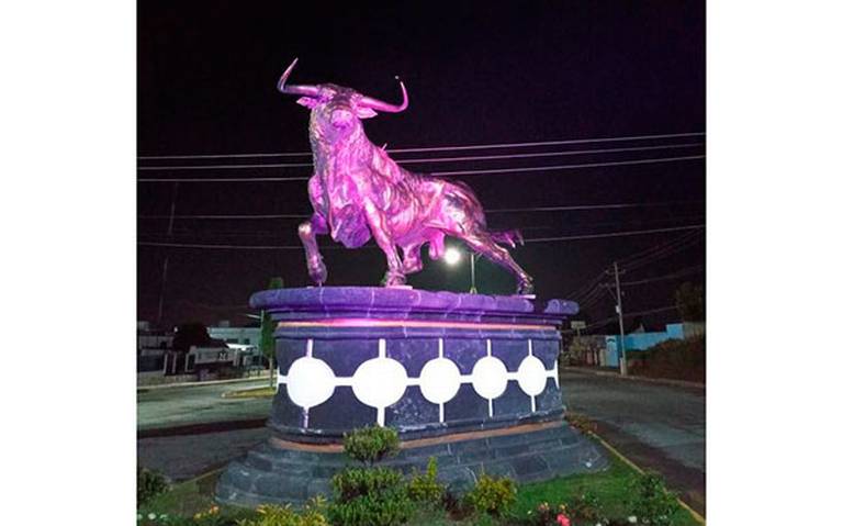 Edificaciones de Tlaxcala se iluminan de rosa