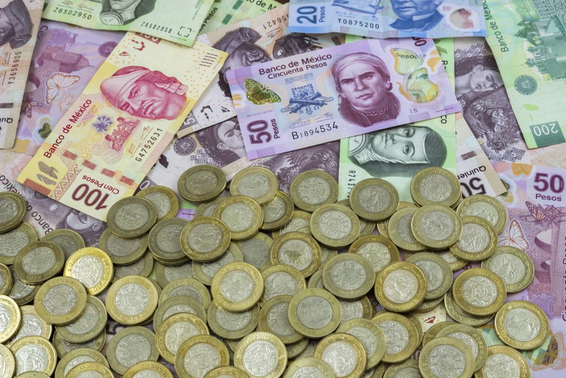 Peso detiene racha de seis avances tras recuperación del dólar