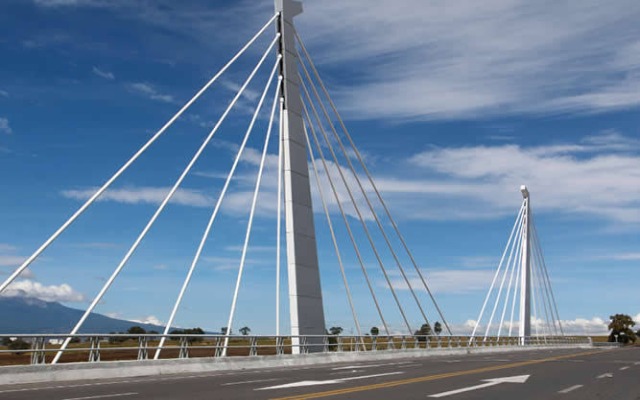 Tirantes de adorno en puentes morenovallistas representaron un sobrecosto: Secretaría de Infraestructura