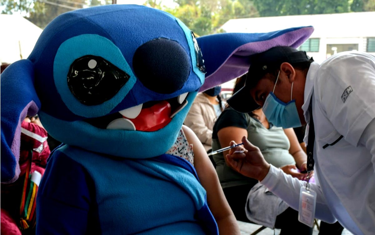 Jóvenes se disfrazan para vacunarse contra el covid-19