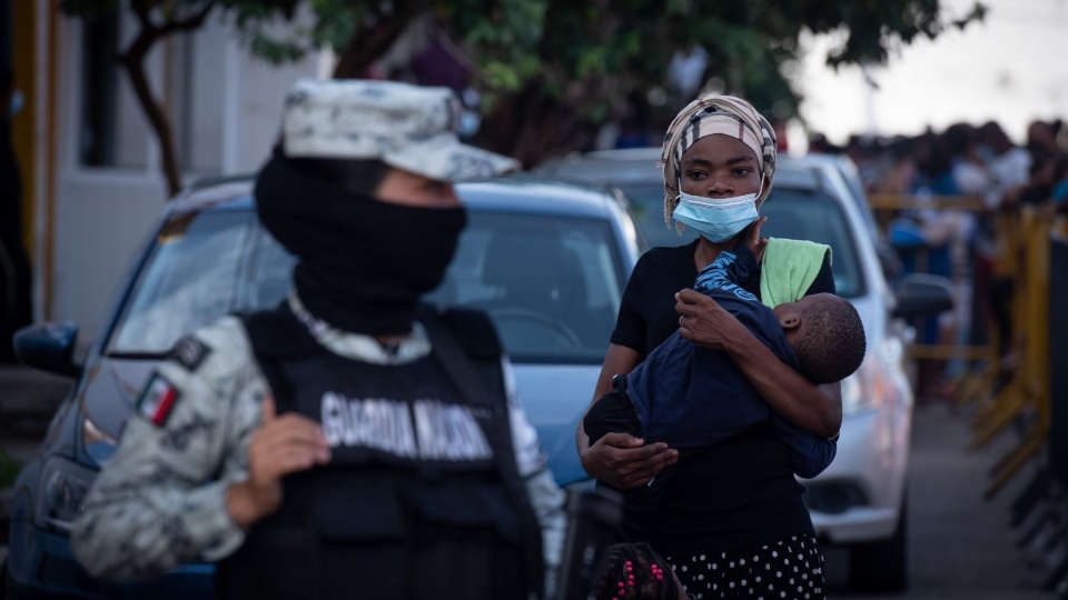 Policías de Chiapas encierran a familias haitianas; los expulsarán a Guatemala