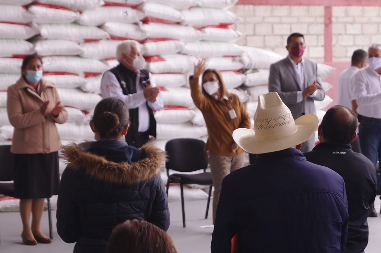 Benefician a tlaxcaltecas con fertilizantes de SADER